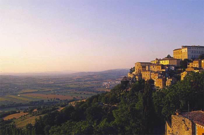 Hotel Tuder Todi Buitenkant foto